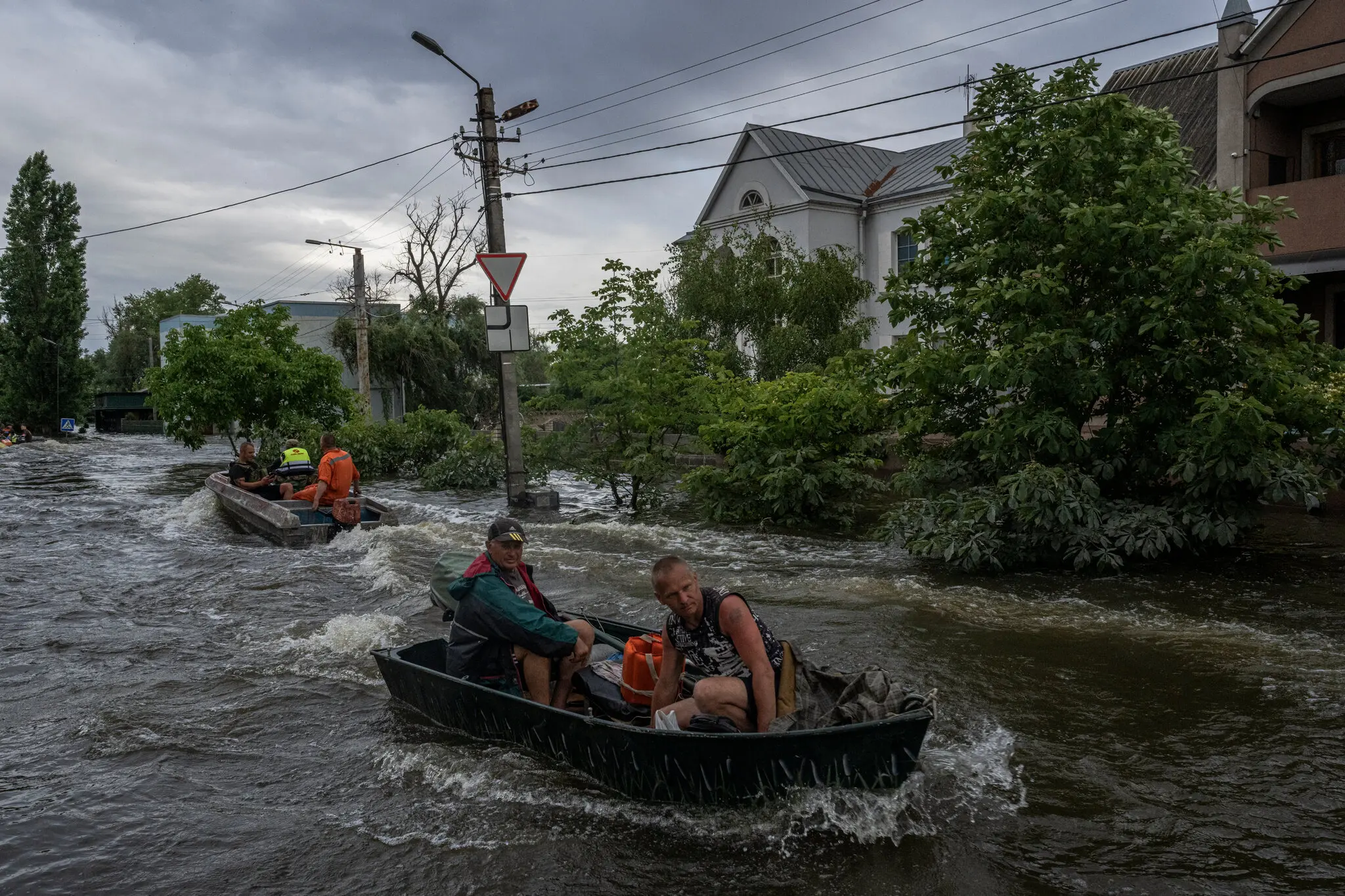 Волонтери доставляють допомогу жителям Херсона, які постраждали від повені, 10 червня.